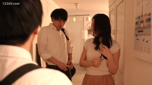 室内 · 会話 · 站立 · 中景 · プロット · シャツ · 忧虑