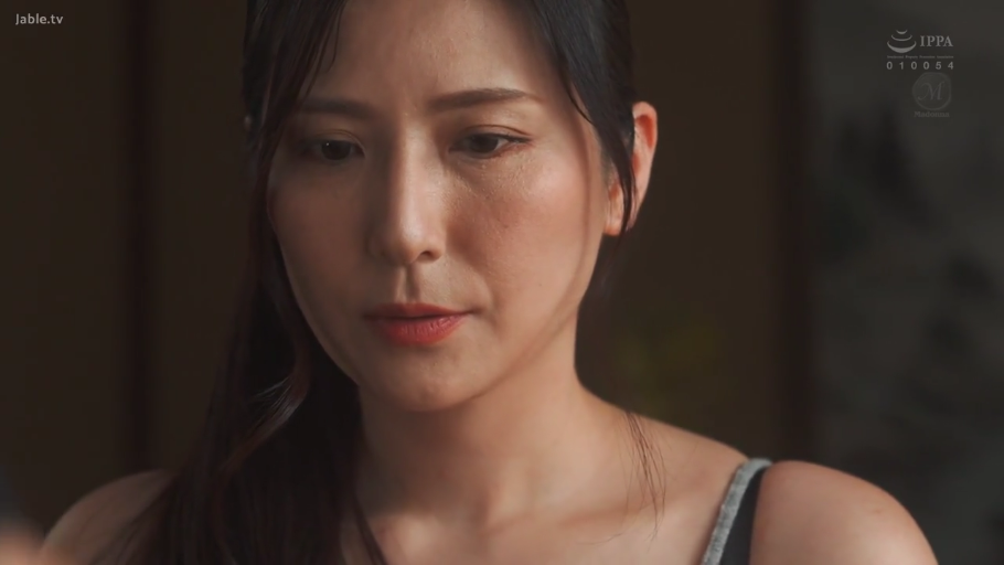 室内 · 憂鬱 · 顔のクローズアップ · 注視 · 熟女 · 吊帯シャツ · 横に頭を傾ける