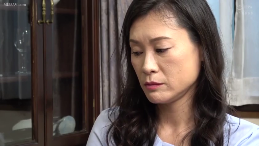 低头 · 面部特写 · 熟女 · 日常服饰 · 哀伤 · 思考 · 客厅背景 · 玻璃柜