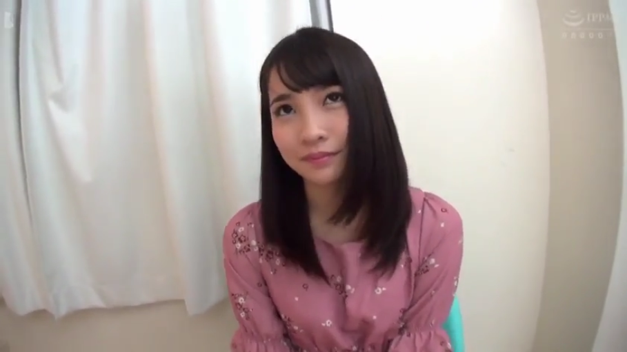 室内影棚 · 胸部以上特写 · 封面海报 · 珍珠项链 · 白色蕾丝裙 · 妩媚诱惑 · 侧靠姿势 · 写真摆拍