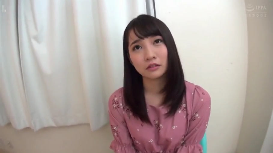 坐姿 · 办公室 · 电脑 · 灰色西装 · 面部特写 · 职场女性 · 办公 · 难过