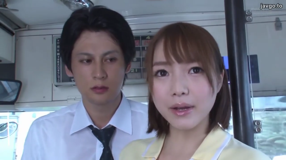 严肃 · 站立 · 面部特写 · 扶手 · 剧情 · 衬衫 · 注视 · 公交车