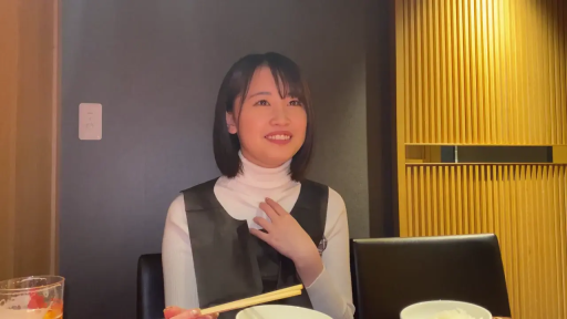 坐姿 · 微笑 · 上半身 · 餐厅 · 用餐 · 筷子 · 白色高领毛衣