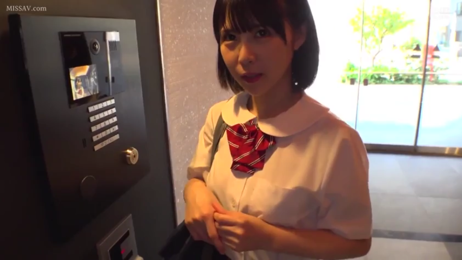 站姿 · 微笑 · 面部特写 · 格子裙 · 漫步 · 商场 · 街头视角