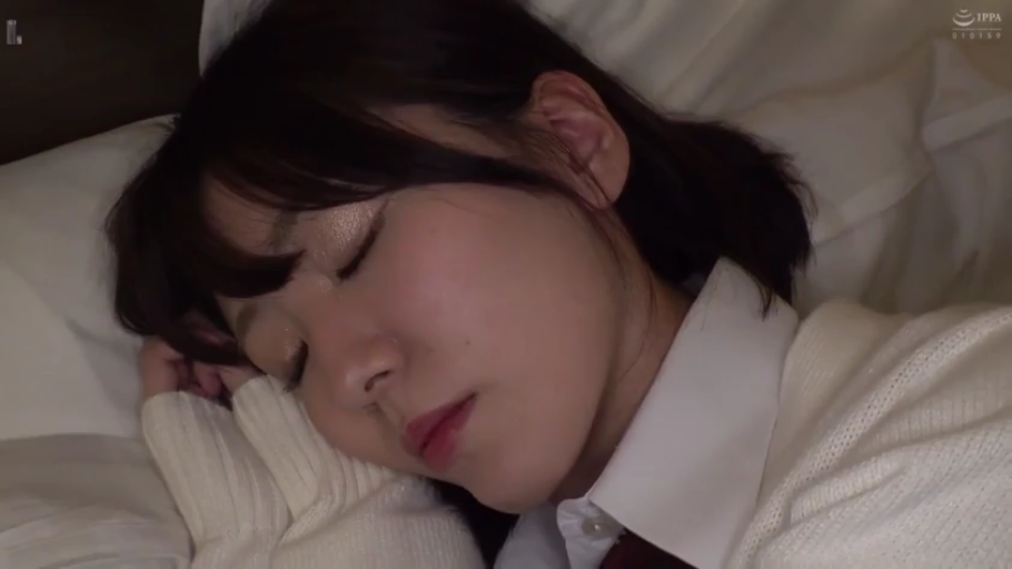 脸部特写 · 卧室 · 闭眼 · 枕头 · 长发 · 白毛衣 · 侧躺 · 睡觉