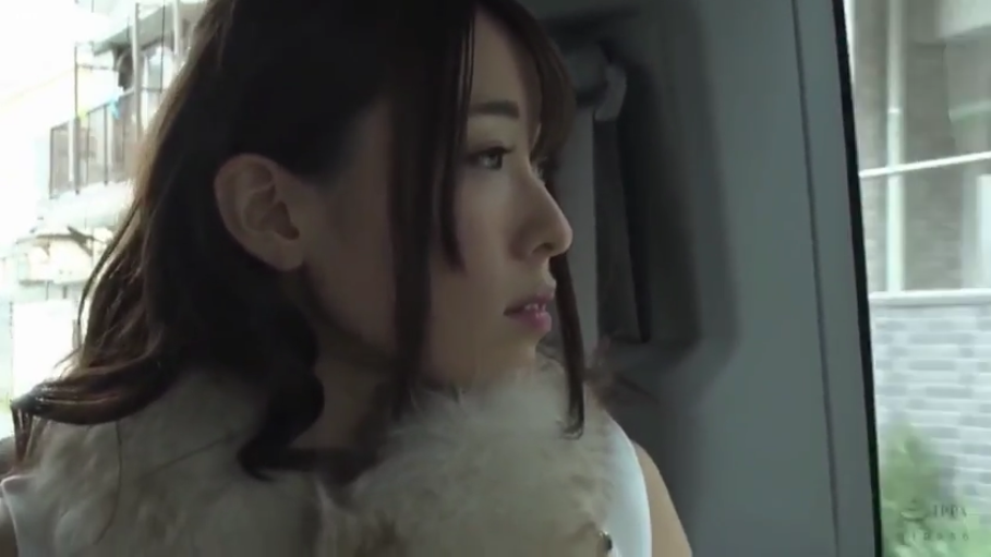 卧室 · 中景 · 枕头 · 自然 · 条纹短裙 · 侧卧 · 休憩 · 女性一人