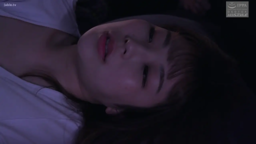 卧室 · 陶醉 · 枕头 · 面部特写 · 昏暗灯光 · 呻吟 · 平躺 · 白色V领衫