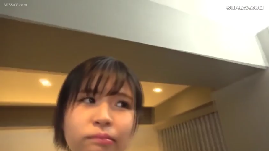 室内 · 脸部特写 · 注视 · 常服 · 正面 · 亚洲女性 · 噘嘴