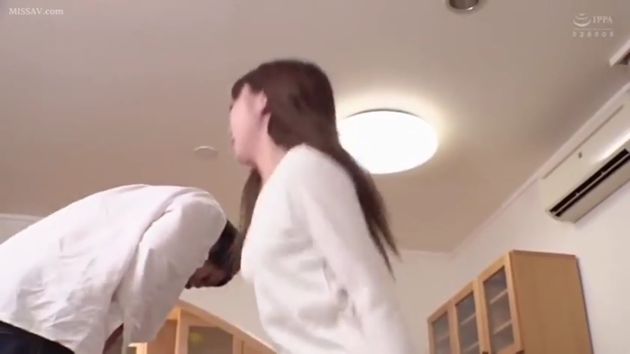 室内 · 站立 · 中景 · 自然 · 剧情 · 互动 · 休闲服