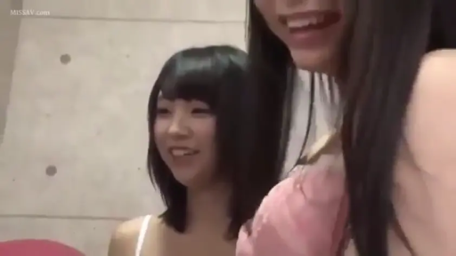 室内 · 面部特写 · 内衣 · 并排