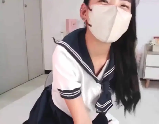 室内 · 跪坐 · 角色扮演 · 中景 · 微笑 · 水手服 · 口罩 · 直播