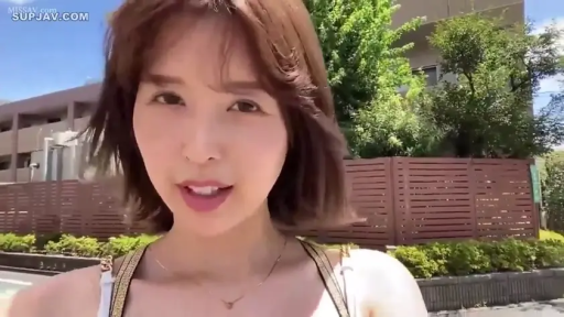 面部 · 站立 · 微笑 · ネックレス · 屋外 · 自拍 · 白色吊帯 · 阳光