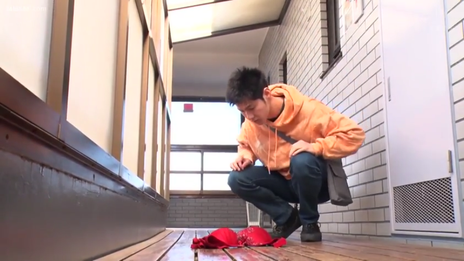 蹲姿 · 注视 · 走廊 · 疑惑 · 橙色卫衣