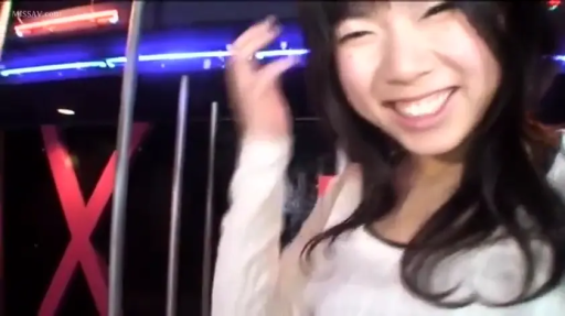 夜店 · 面部特写 · 白色上衣 · 兴奋 · 动感模糊 · 霓虹灯管 · 微俯身 · 张嘴大笑