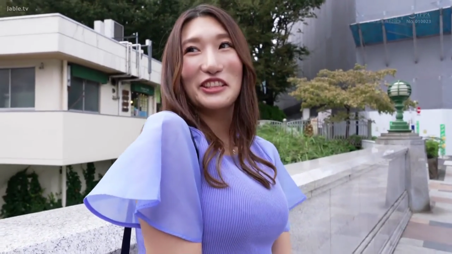 交谈 · 微笑 · 上半身特写 · 户外街道 · 紫色上衣 · 单肩包 · 街拍 · 侧站