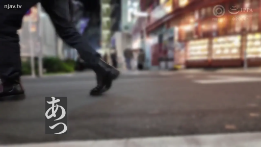 足部のクローズアップ · 街道 · 行走 · 夜晚 · 黑色皮靴 · 路人行走