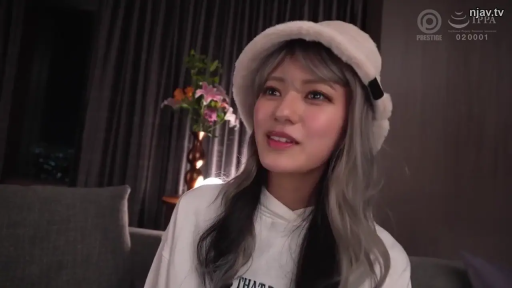 Indoor · Sitting Posture · 面部 · Smile · Gaze · 白色卫衣