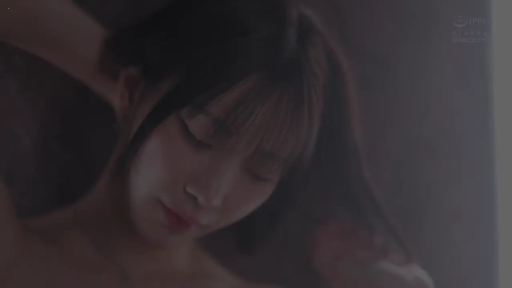 室内 · 低头 · 脸部特写 · 全裸 · 平静 · 昏暗灯光 · 扎头发