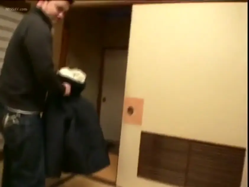 和室 · 站立 · 中景 · 平靜 · 夹克 · 拿衣服