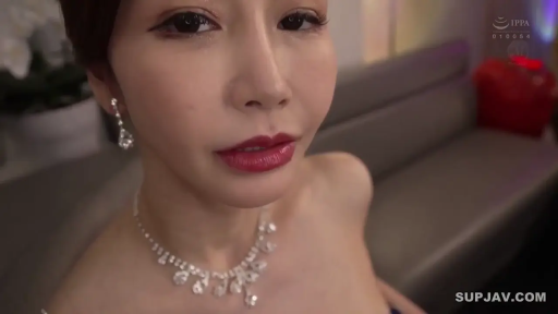 室内 · 座り姿勢 · 顔部のクローズアップ · 对视 · 妩媚 · 抹胸裙