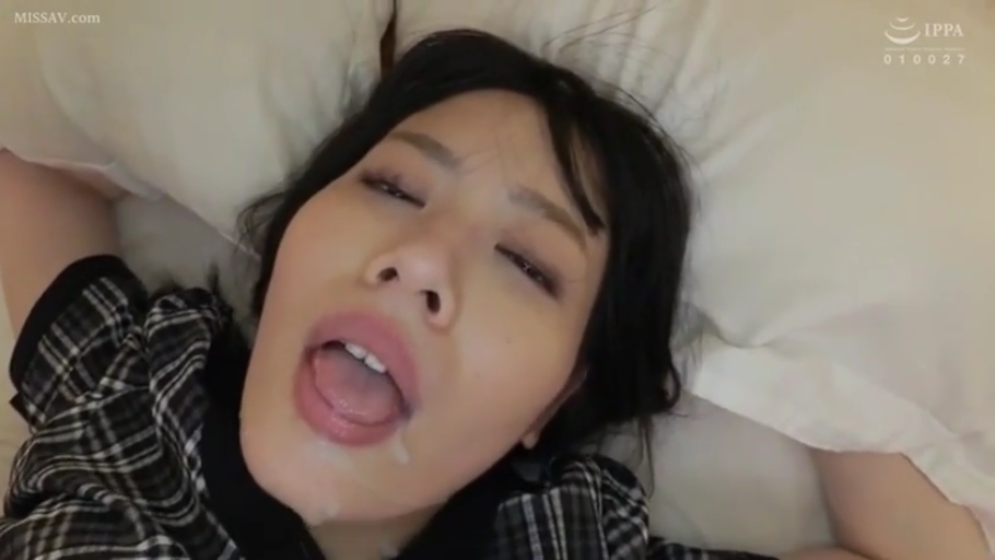 脸部特写 · 仰卧 · 床上 · 格纹衬衫