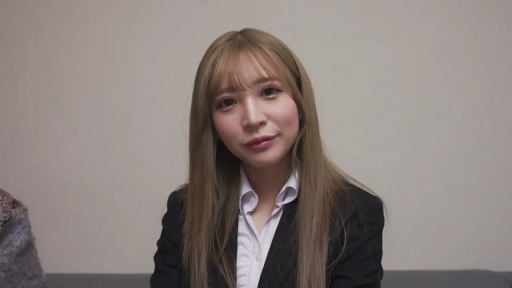 室内 · 坐姿 · 微笑 · 面部特写 · 注视 · 长发 · 商务套装