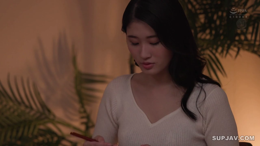 室内 · 坐姿 · 平静 · 面部特写 · 针织衫 · 日常 · 用餐 · 筷子