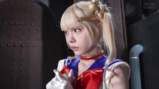 室内 · 严肃 · 站立 · 半身 · 饰品 · 角色扮演服 · 侧视