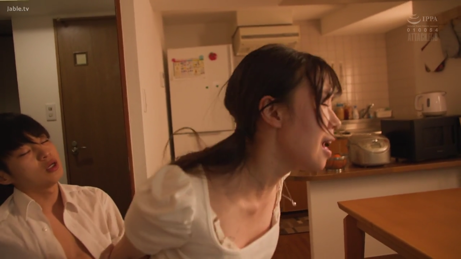 中景 · キッチン · 性交行為 · 弯腰前倾 · 电饭煲 · 愉悦表情 · 成人影片 · 白色泡泡袖上衣