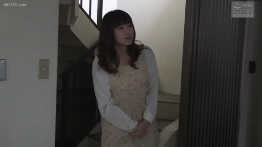 站立 · 中景 · 自然 · 对话 · 熟女 · 碎花围裙 · 楼梯口