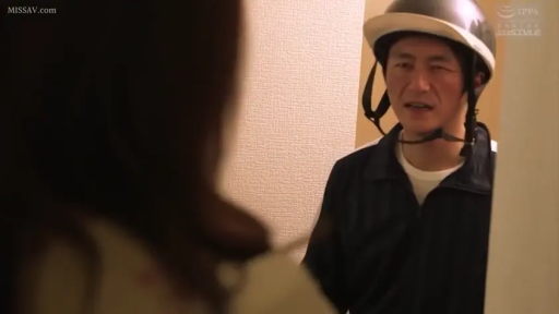 室内 · 真剣 · 站立 · 顔のクローズアップ · ヘルメット · 玄关 · 询问 · 运动夹克