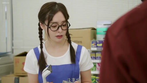 店员 · 脸部 · 站立 · 扫描商品 · 平淡 · 蓝白制服 · 便利店室内 · 条码扫描枪