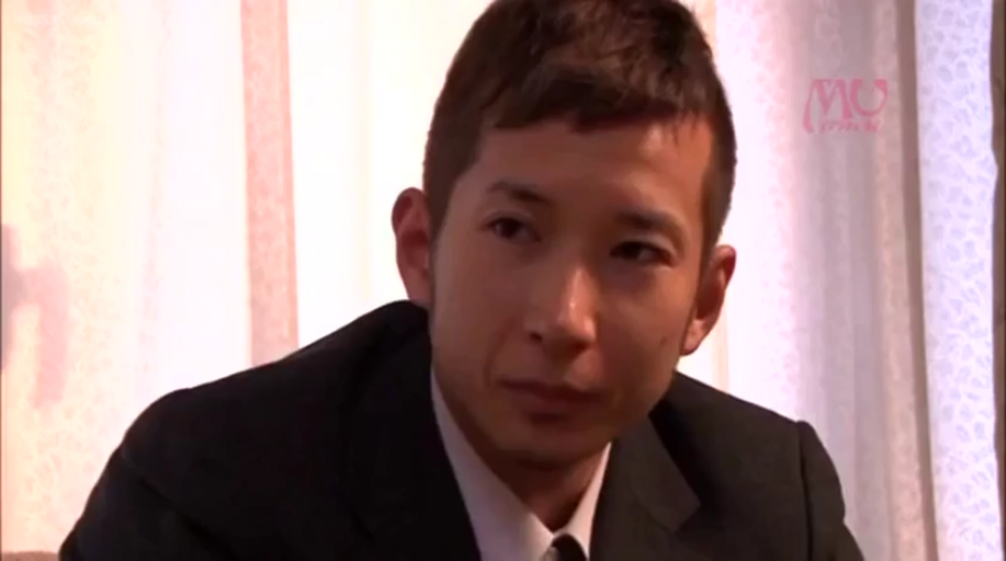 室内 · 坐姿 · 严肃 · 面部特写 · 谈话 · 西装 · 男性