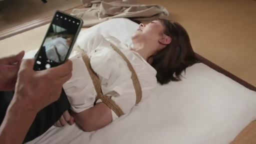 室内 · 闭眼 · 白色衬衫 · 捆绑 · 上半身 · 躺姿 · 绳索