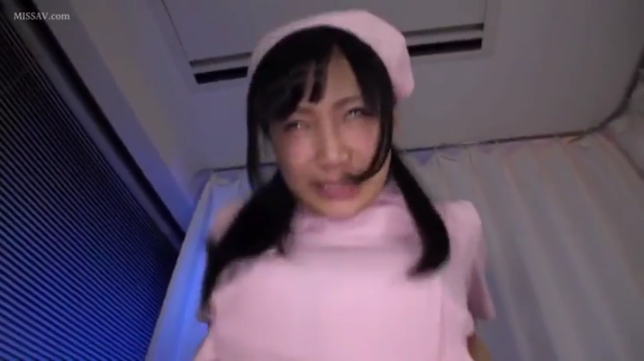 角色扮演 · 愉悦 · 卧姿 · 腹部 · 诊室 · 按摩器 · 白大褂与背心长裤 · 体检挑逗