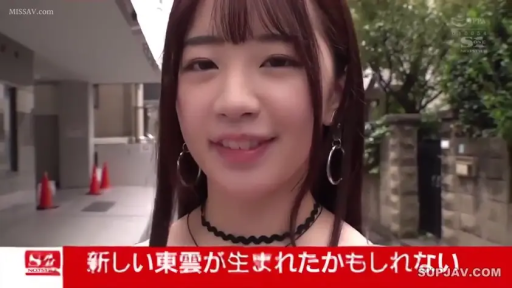 甜美 · 字幕 · 微笑 · 特写 · 便装 · 项圈 · 正面 · 街头