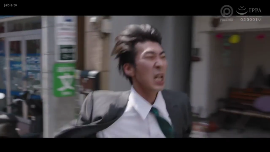 顔のクローズアップ · スーツ · 户外街道 · 奔跑