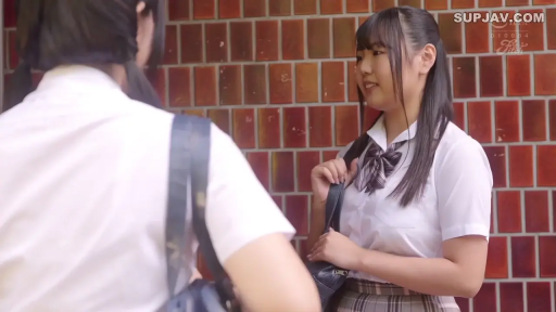 微笑 · 半身 · 聊天 · JK制服 · 面对面站立 · 校园 · 书包 · 砖墙背景