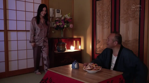 微笑 · 交流 · 絲綢睡衣 · 日式和室 · 中远景 · 站立与坐姿 · 被炉 · 传统居家