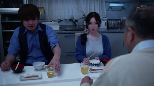 Sitting Posture · Medium shot · 自然 · 居家 · 餐厅 · Dining · 餐具 · 蓝色针织衫