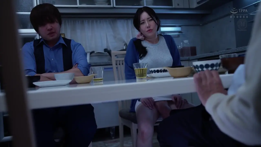 坐姿 · 中景 · 餐厅 · 居家服 · 淡定 · 多人场景 · 桌下调情 · 餐桌餐具