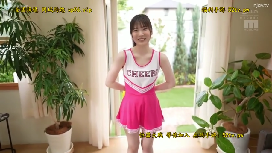 室内 · 站立 · 中景 · 盆栽 · 微笑 · 对视 · 长发 · 啦啦队服