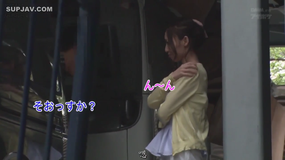 交谈 · 中景 · 微笑 · 针织衫 · 户外 · 侧立 · 大客车