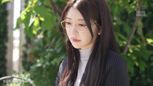 Sitting Posture · Lower your head · Glasses · Close-up of the face · Business attire · Outdoor · 唯美 · 忧伤