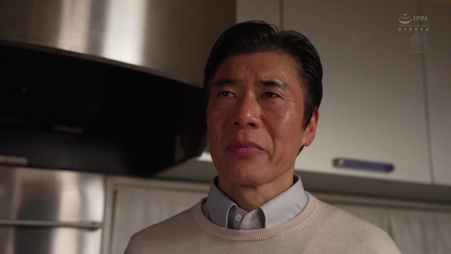 覗き · 站立 · 中景 · 对视 · キッチン · 烧水壶 · ベージュのニットセーター · 家庭场景