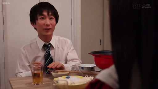 Sitting Posture · Medium shot · Smile · 餐厅 · 日常 · 餐具 · Formal attire · 鼓掌