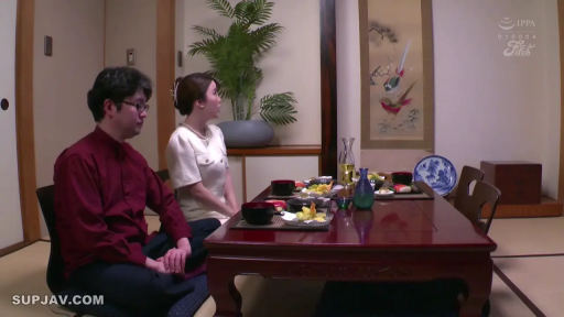 跪坐 · Japanese-style room · 餐桌 · Everyday clothes · Crying · Dining · 日式