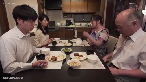 坐姿 · 严肃 · 中景 · 围裙 · 餐厅 · 用餐 · 餐具