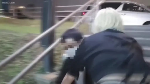 跪姿 · 制服 · 室外 · 有码 · 模糊 · 户外猥亵