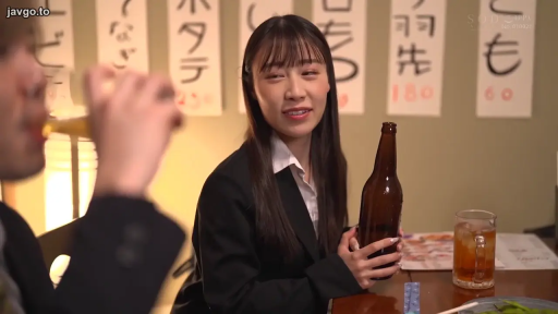 座り姿勢 · 中景 · 微笑 · 职场女性 · ビジネススーツ · 酒瓶 · 居酒屋 · 聚餐